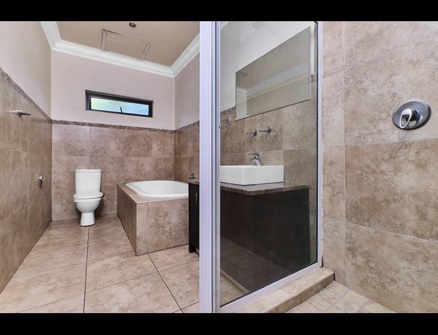 5 BEDROOM HOUSE RENTED IN FOURWAYS